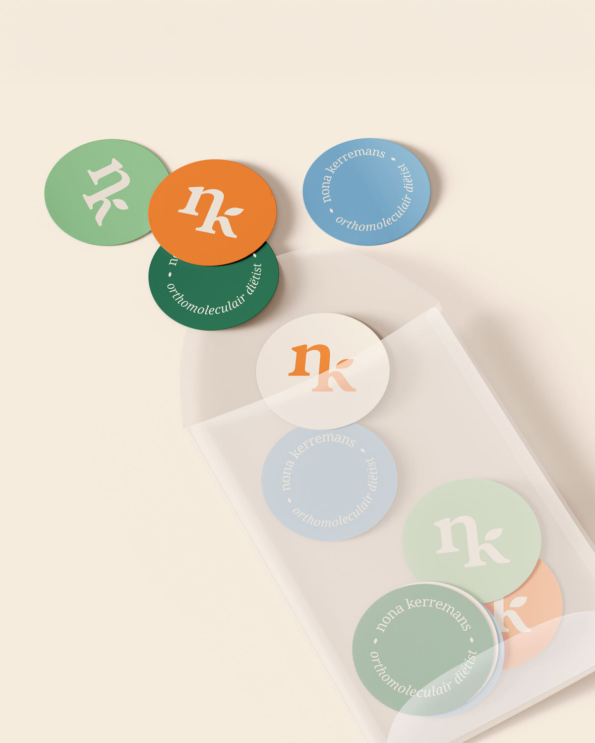 Gedrukte merkstickers in brandkleuren voor Nona Kerremans – Studio Vers