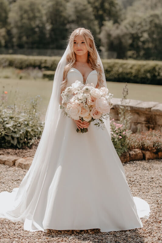 bride holding bouquet