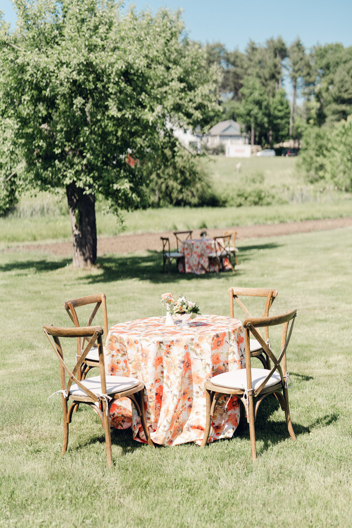 cocktail-hour-at-deere-creek-farm-wedding-granby
