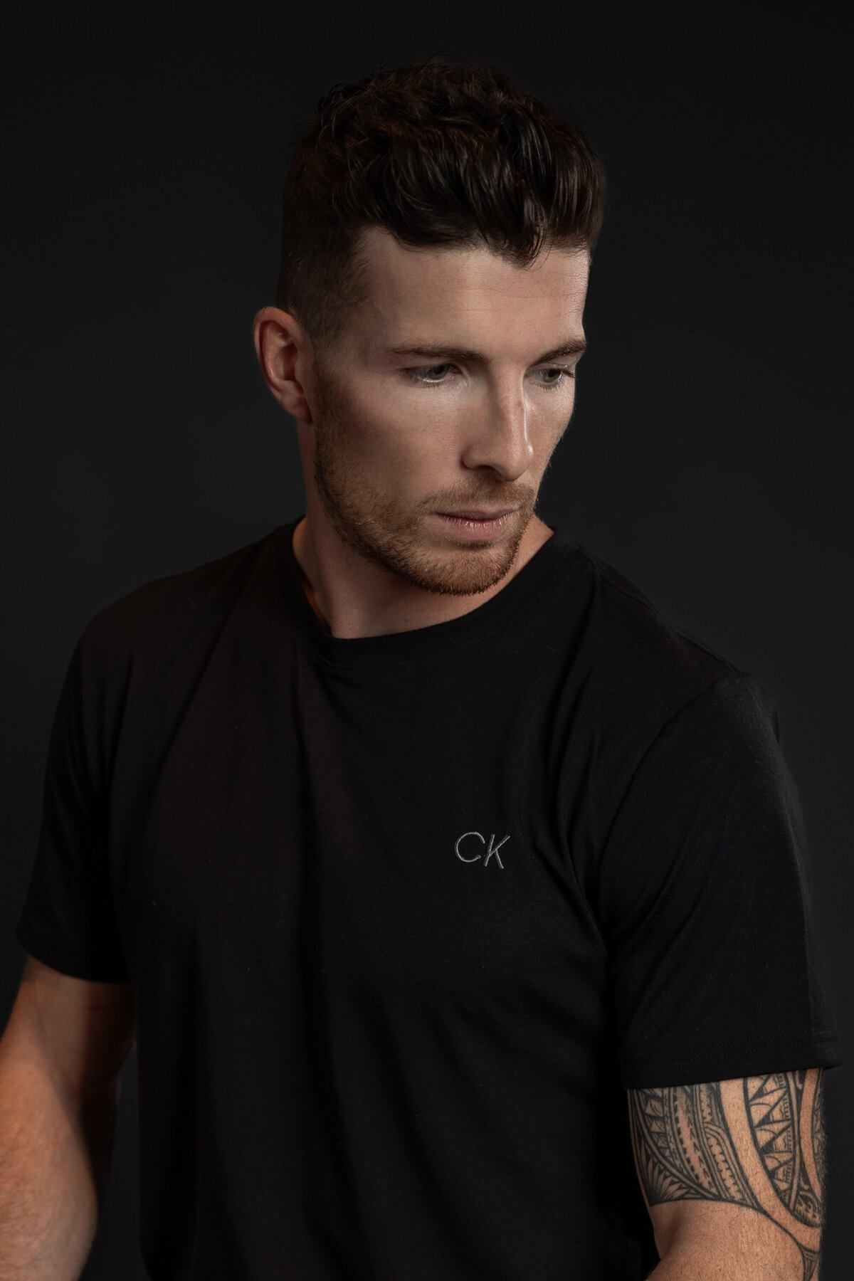 Portrait corporatif Montréal Studio Émeraude Jeune homme sur fond noir