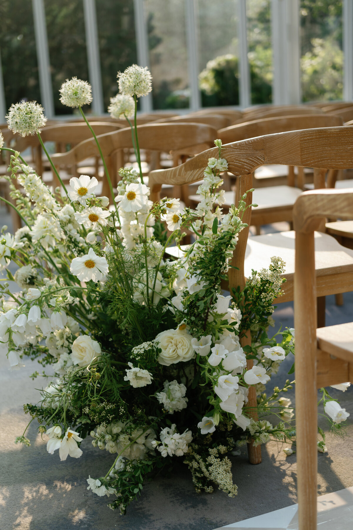 organic-ceremony-ground-florals-pop-of-color-neutral-aisle-arrangements-sarah-brehant-events