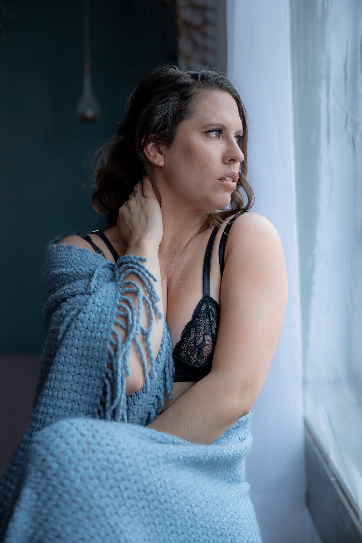 Photographie boudoir Lumière naturelle Femme à la fenêtre