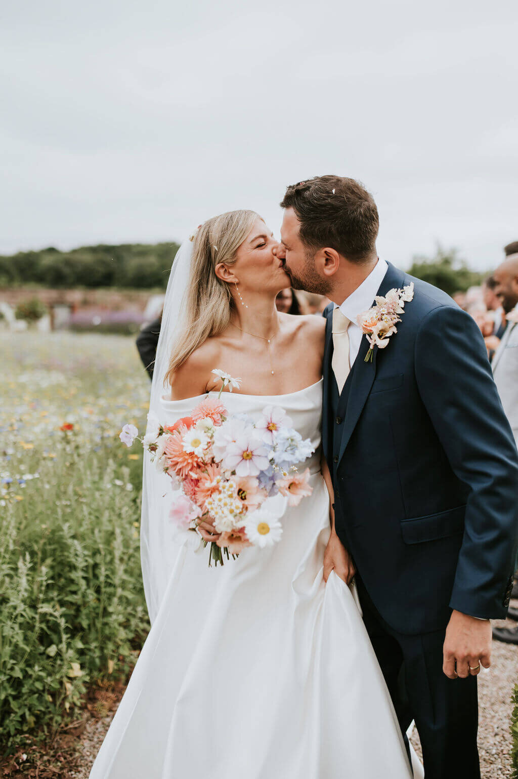 Issy-and-Bella-Floral-Design-Wedding-Florist-Herefordshire-Broadfield-Court-j&N76