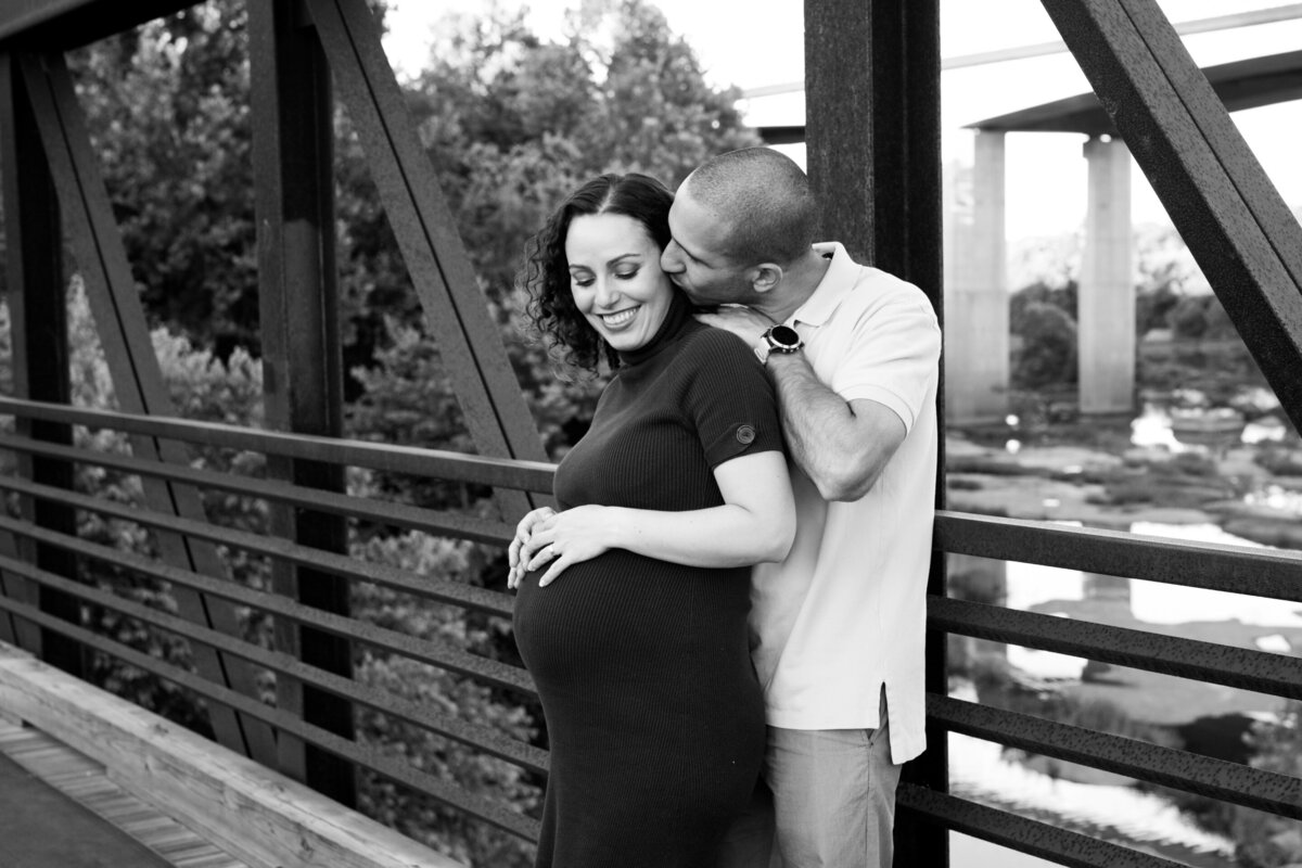 richmond-family-photographer-lifestyle-pregnancy- belle-isle-bridge