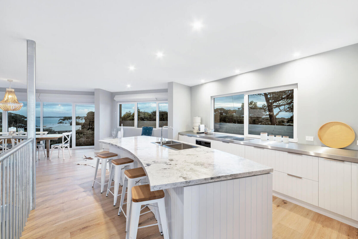 Minimalist Style kitchen with and island with marble worktop and 4 island stools