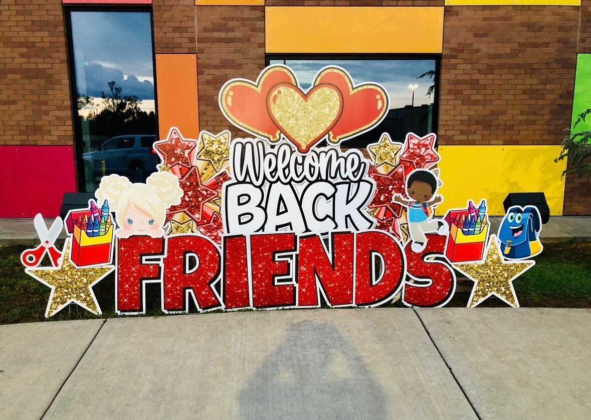 Custom yard greeting for an Edmond elementary school's back to school celebration. Simply Sign It is a yard greeting sign rental company servicing Edmond, NW OKC, Piedmont, and Deer Creek.