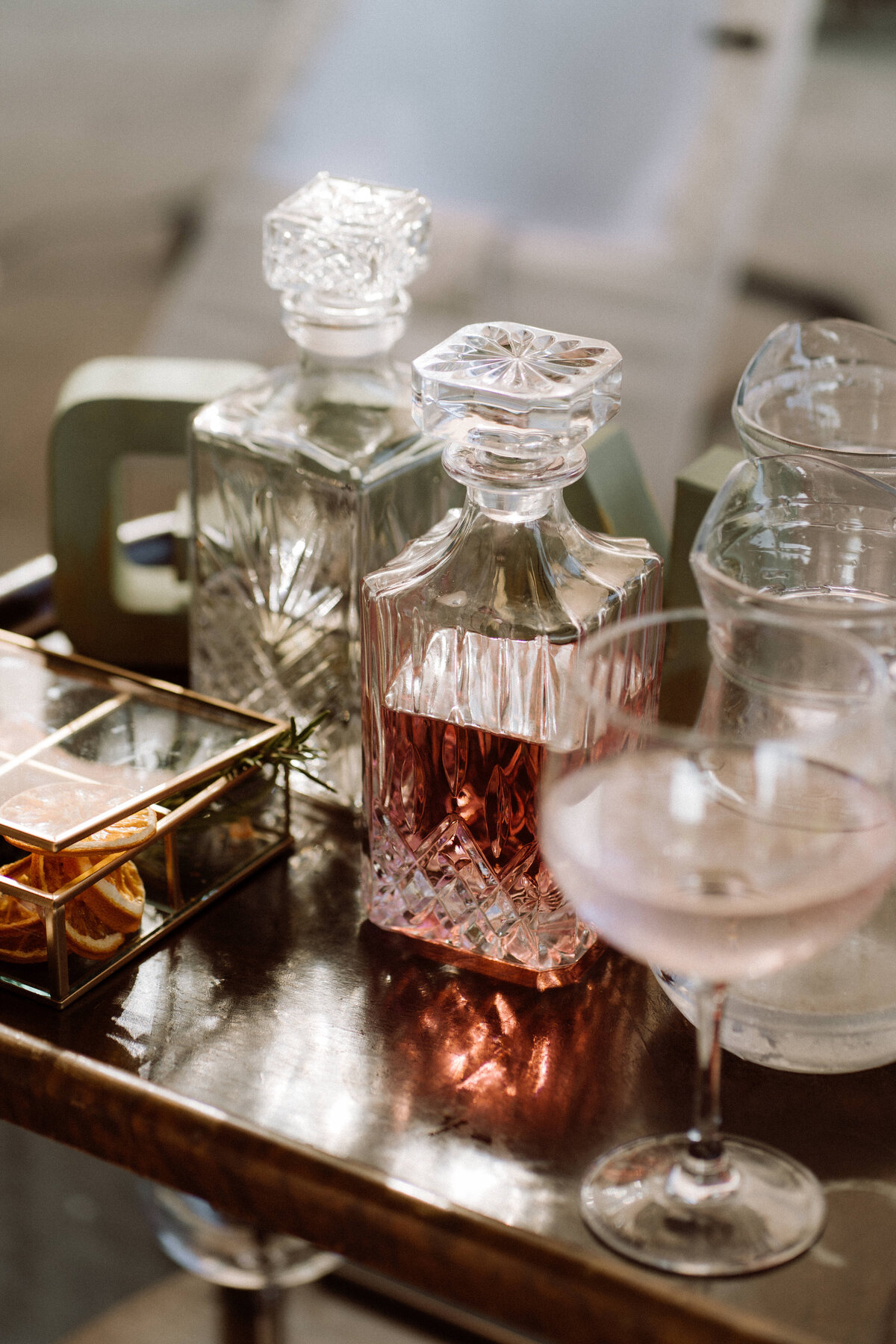 Sfeervolle bruiloft bij Nigtevecht Freeland Farm, met een persoonlijk aangekleed decor en het bruidspaar dat geniet van een lange borrel in een gezellige, intieme sfeer. Gin tonic bar op bruiloft. 