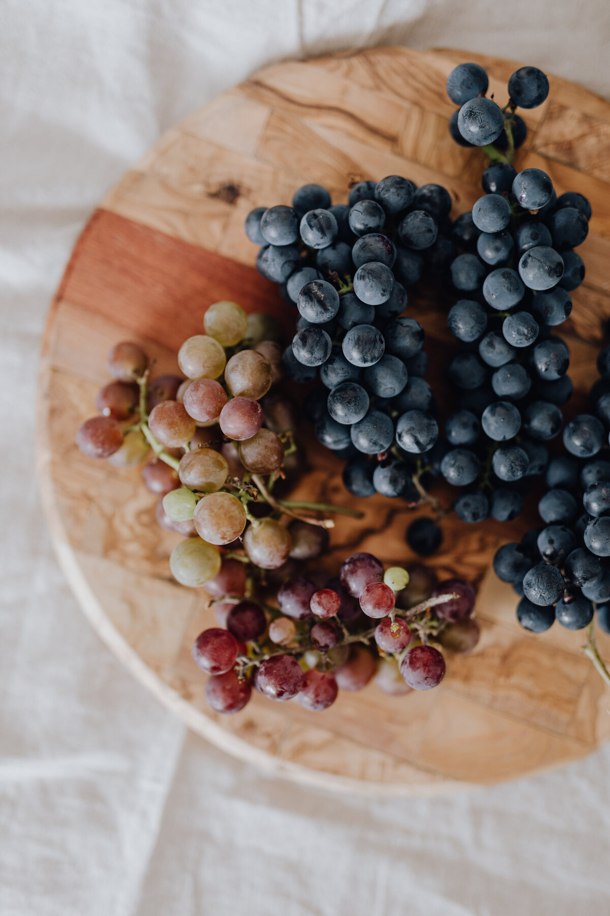 kaboompics_grapes-blackberries-and-raspberries-13367