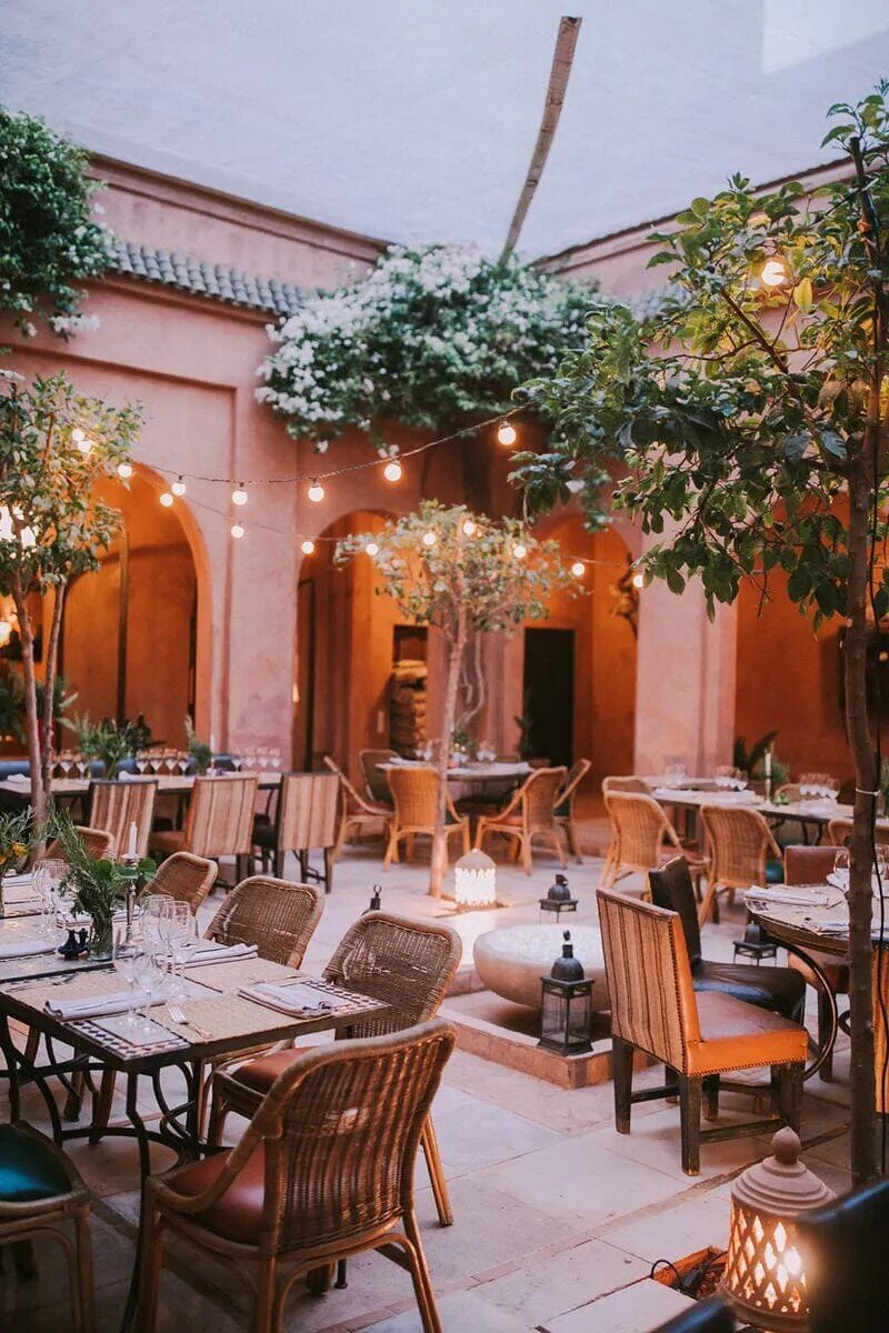 dinning-room-courtyard