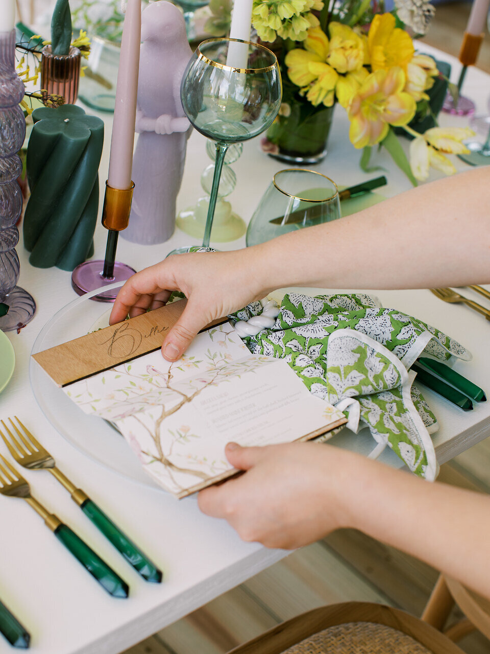 green-wood-wedding-menu-folding