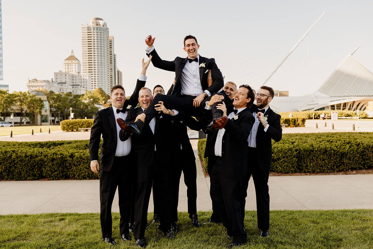 discovery-world-modern-downtown-wedding-milwaukee-075