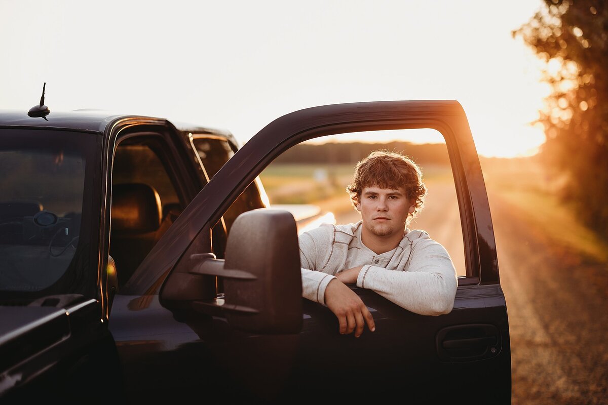 authentic-senior-pictures-north-eastern-metro