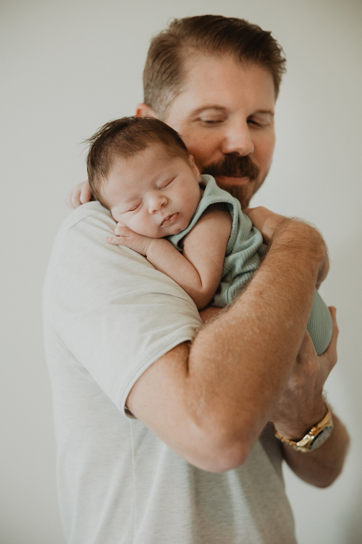 dad-with-newborn-baby