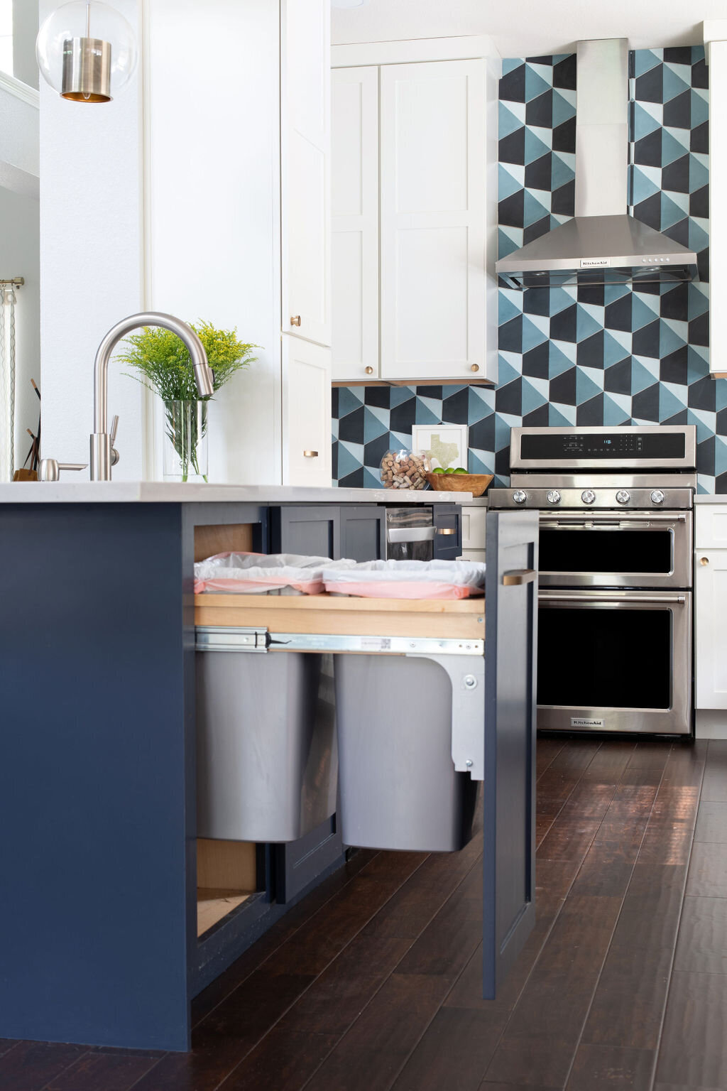 hello-home-austin-contemporary-navy-and-white-kitchen-remodel-patterned-backsplash-trash-pull-out-dark-wood-floors-10