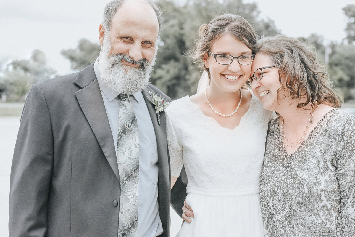 wedding family | Iowa wedding photographer | Iowa Photographer | Playlife | Cedar Rapids | Iowa City | Kalona | Alaynna Ann Schwartz-9