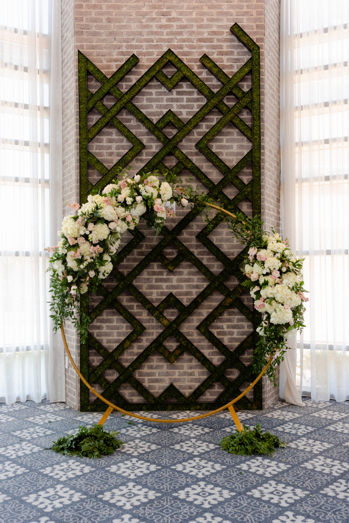 Hotel-at-Avalon-Wedding-flower-arch