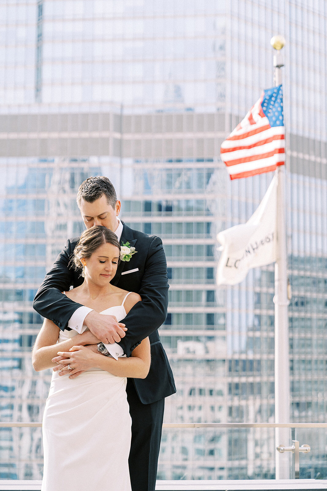 bride-and-groom-flags-london-house-hotel-chicago-hbicweddings