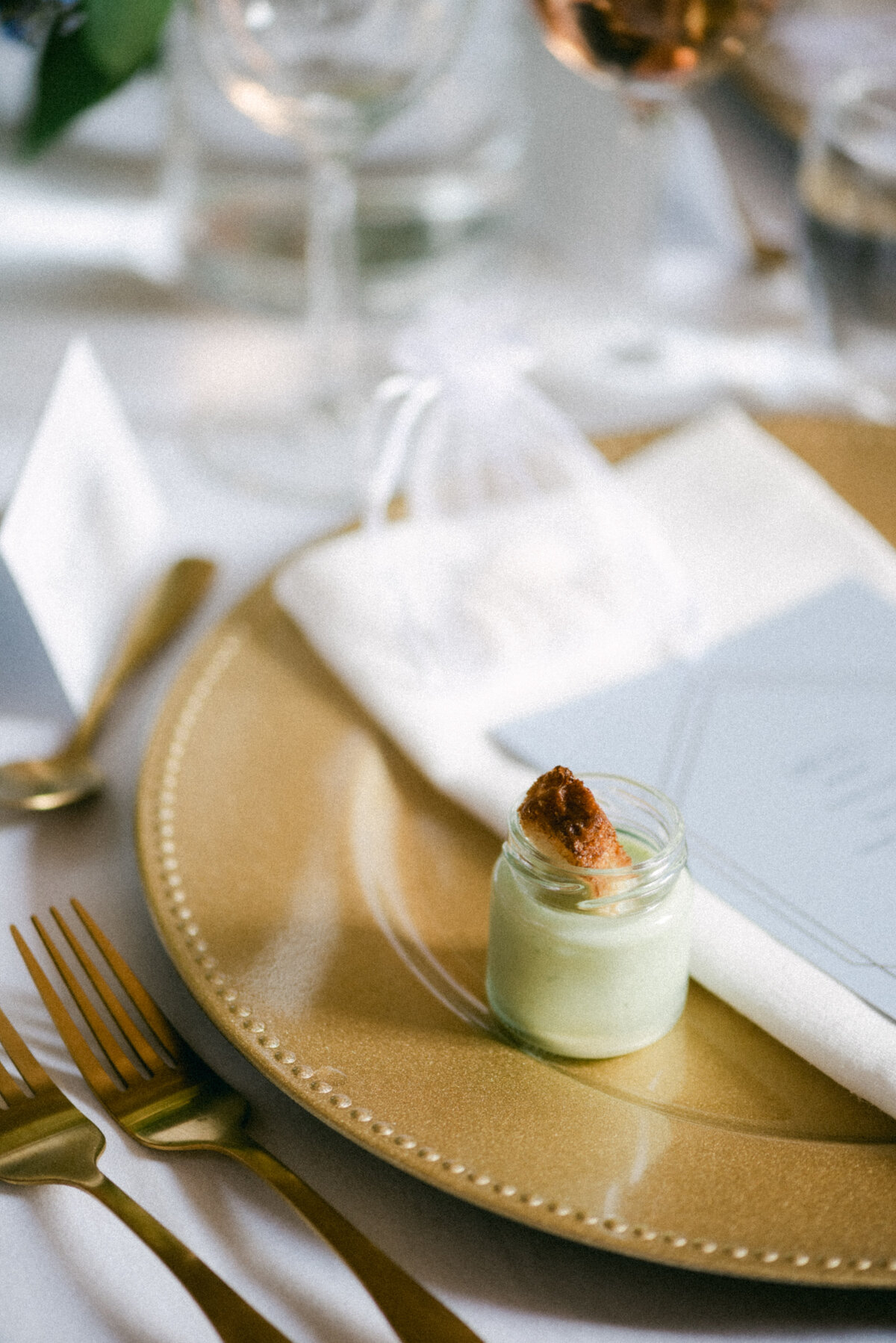 Wedding dinner in an image photographed by wedding photographer Hannika Gabrielsson.