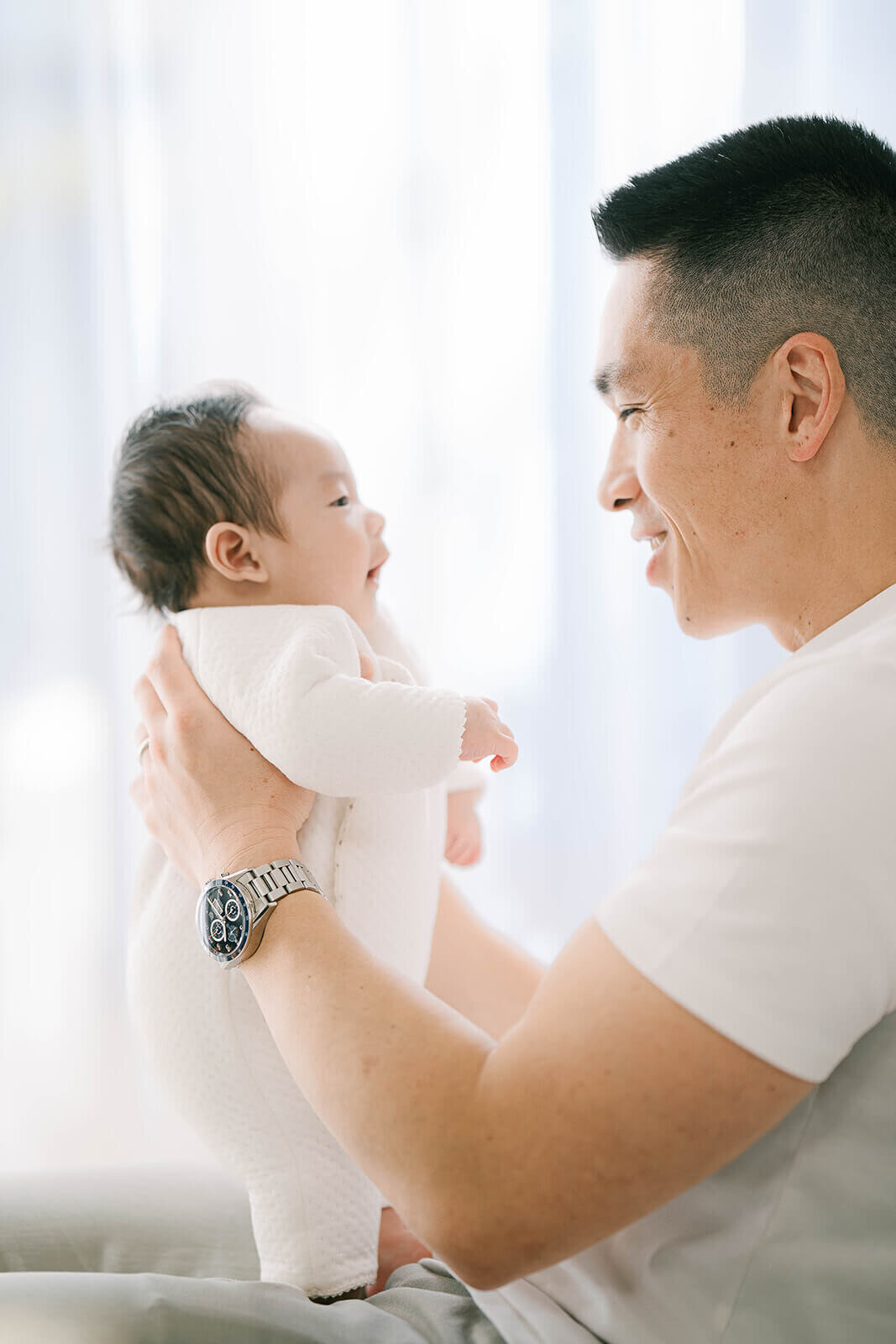 Inner-west-newborn-photographer-daddy-lifting-baby