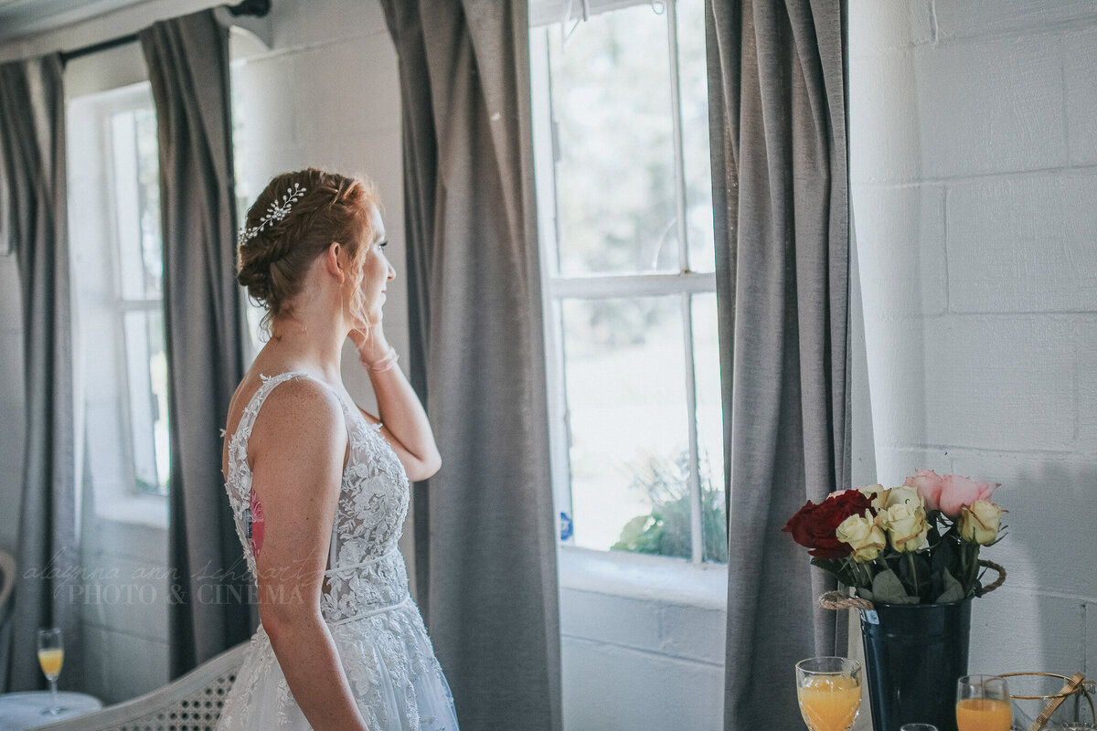 getting ready _ alaynna ann schwartz _ harpors vinyard _ iowa photographer _ playlife photography_0312