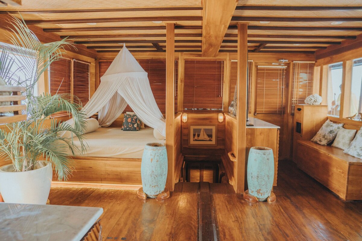Magia II Luxury Yacht Charter Komodo Living Area Indoor 0004