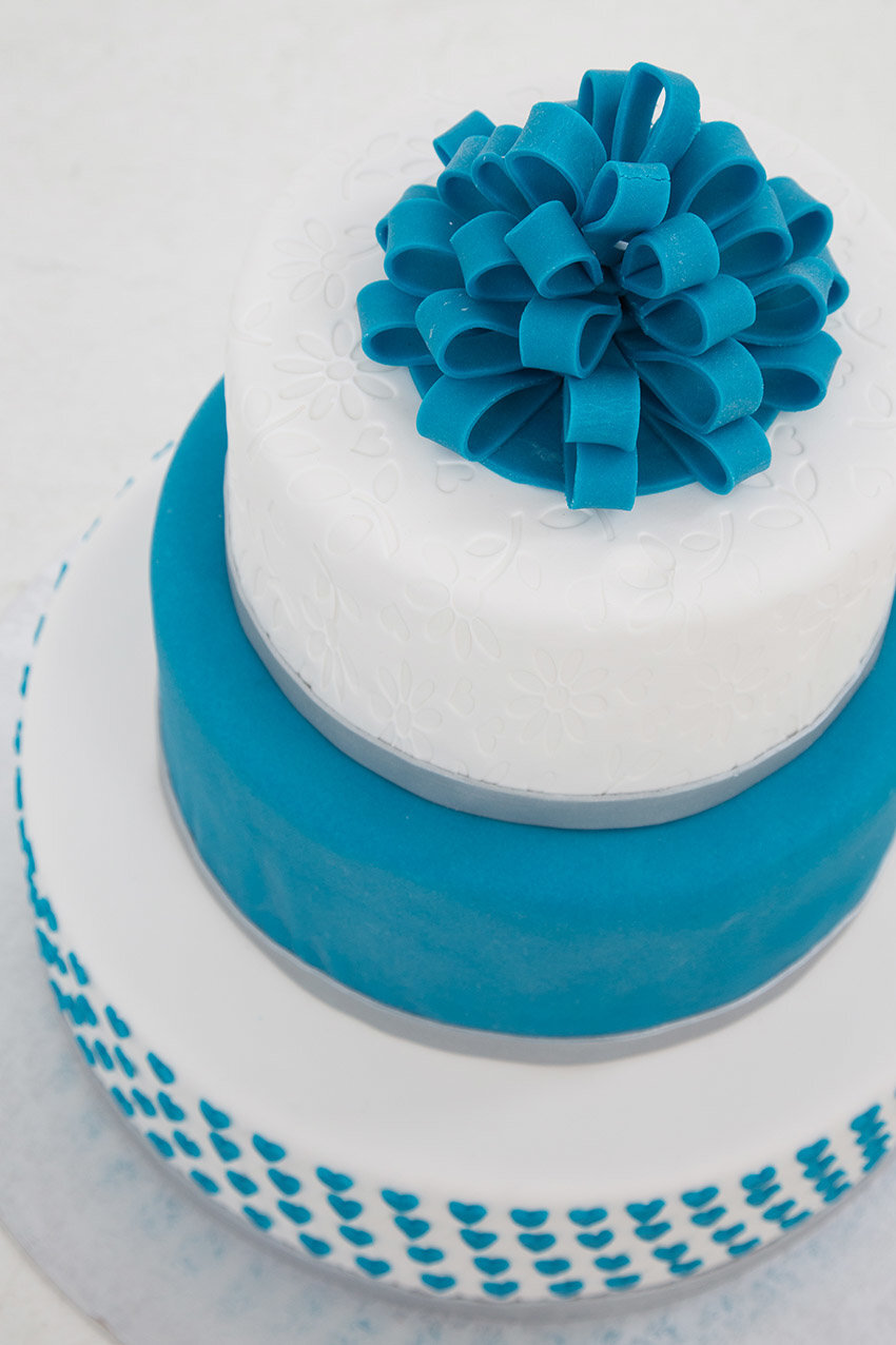 Bruidstaart van Berg's Bakery met blauwe decoratie