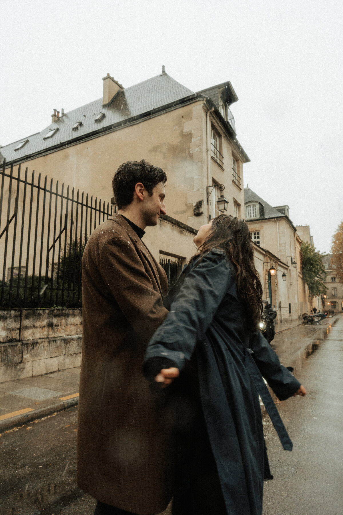 snowy-couples-photoshoot-place-des-voges-paris-33