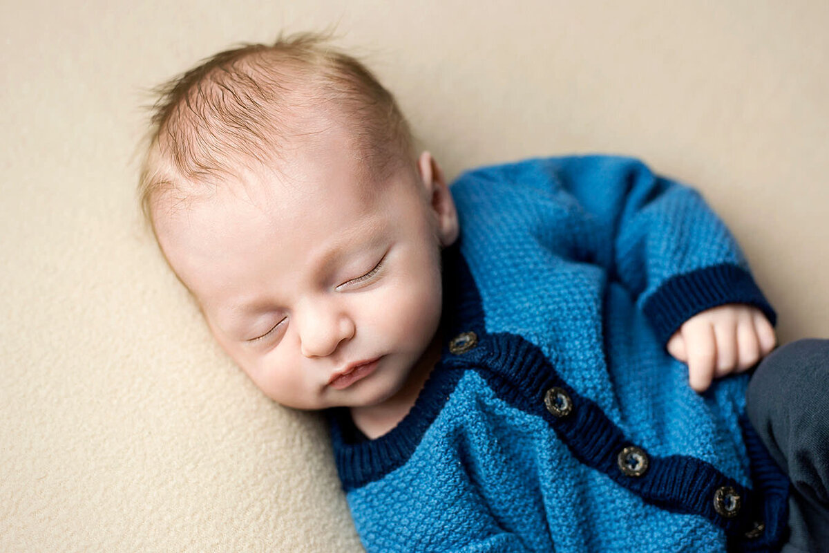 schlafendes Baby beim Newbornshooting in Bielefeld