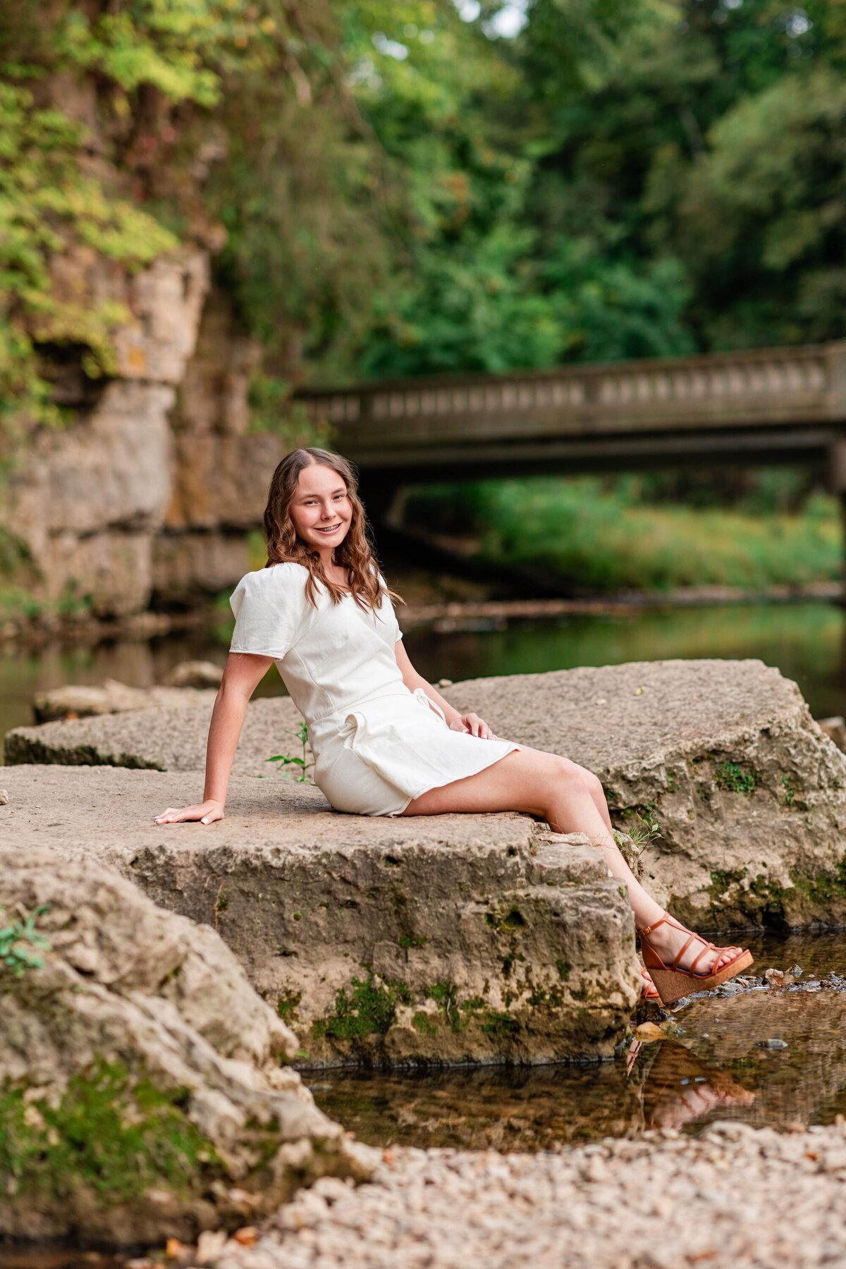 apple-river-illinois-high-school-senior-girl-siting-on-rocks