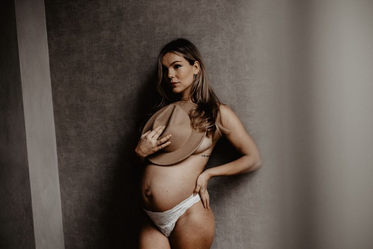Maternity photoshoot in daglichtstudio in Doetinchem