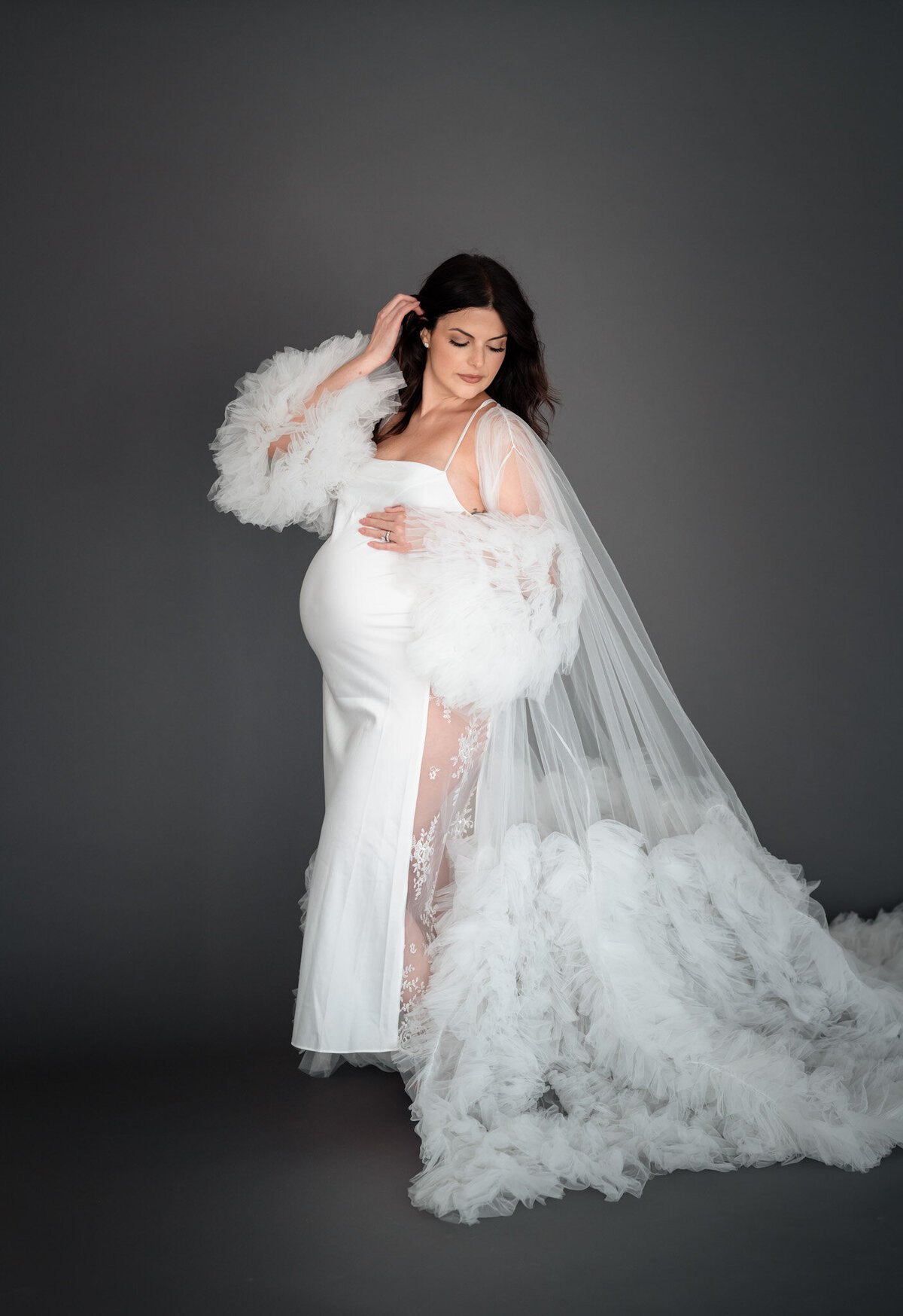 emmiclaire-maternity-laughing-couple-studio