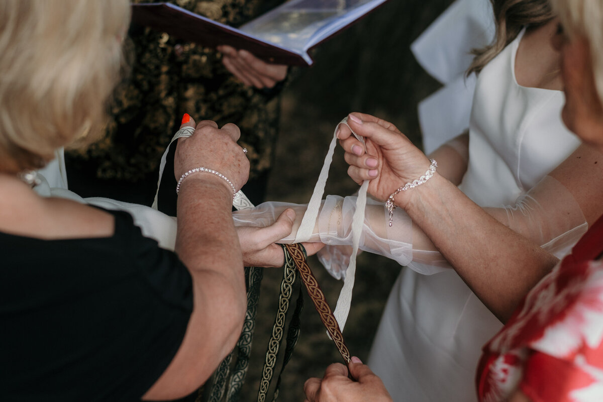 Bei diesem Ritual binden die Mütter des Hochzeitspaares Bänder um die verschlungenen Hände des Paares.