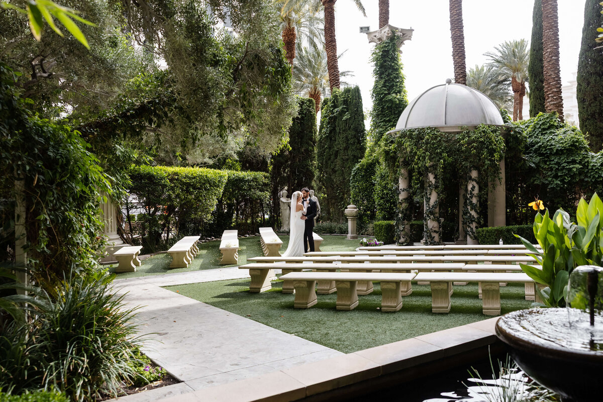 47_riskyexposure_maddie-noah_las-vegas-elopement-photography