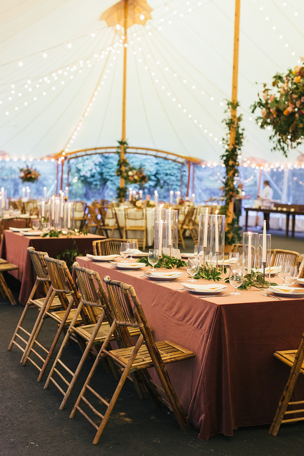 reception-with-velvet-linens