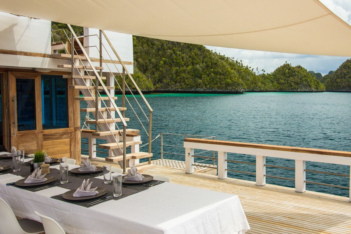 Fenides-luxury-yacht-charter-indonesia-Boat04