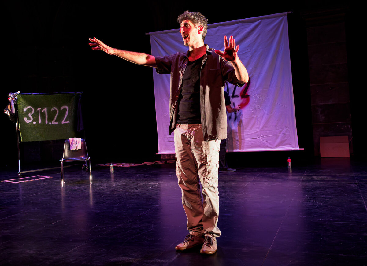 Mode d’emploi pour metteur en scène israélien en Europe texte, mise en scène, jeu Hannan Ishay, Ido Shaked  TPV_3190154-Enhanced-NR