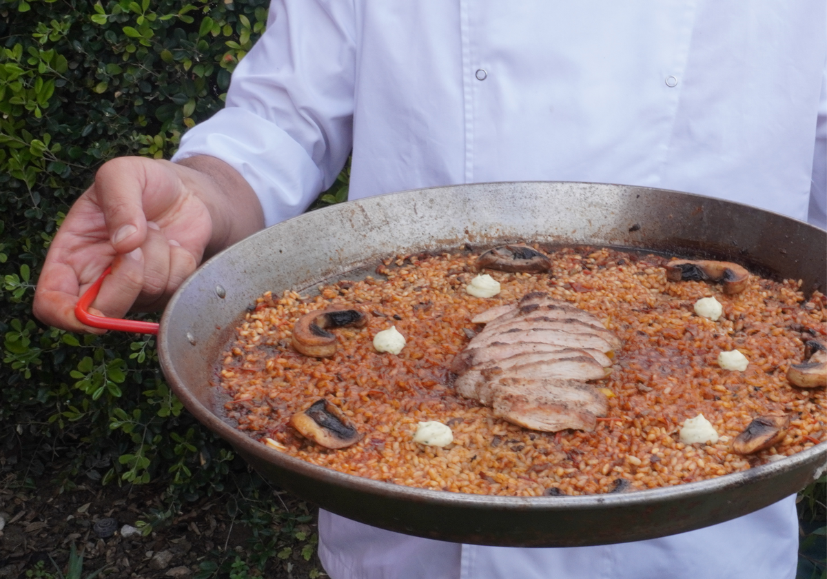 Chef privado Aguiar, cocinando una paella