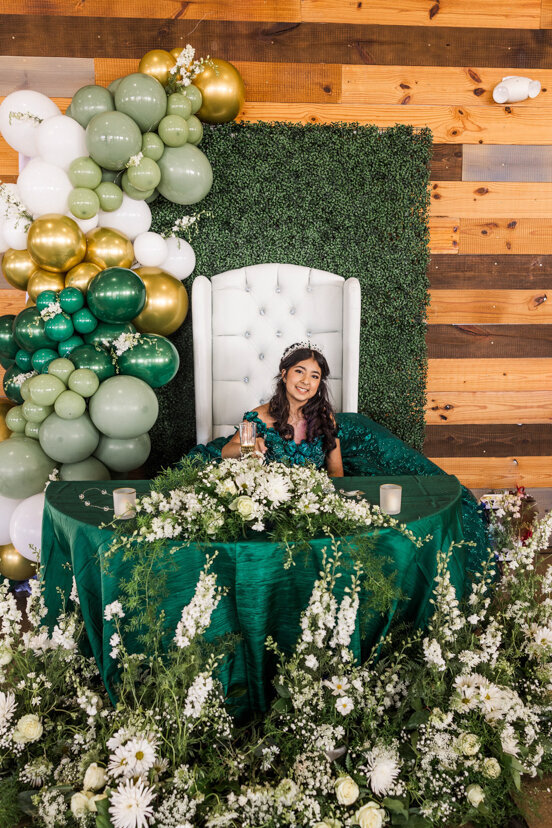 quinceanera-girl-seated-flowers-balloons