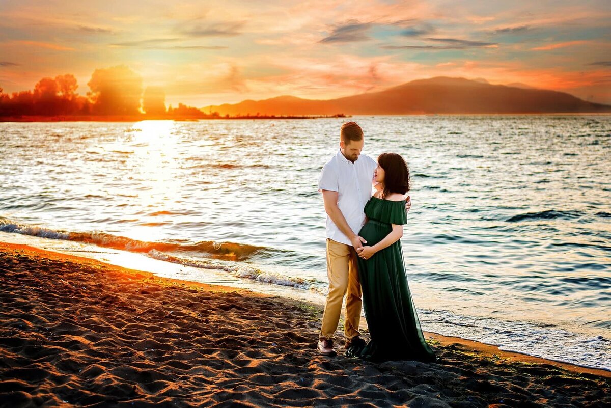 outdoor-maternity-photography_vancouver-fraser-valley_jericho-beach-water-sunset-expecting-couple