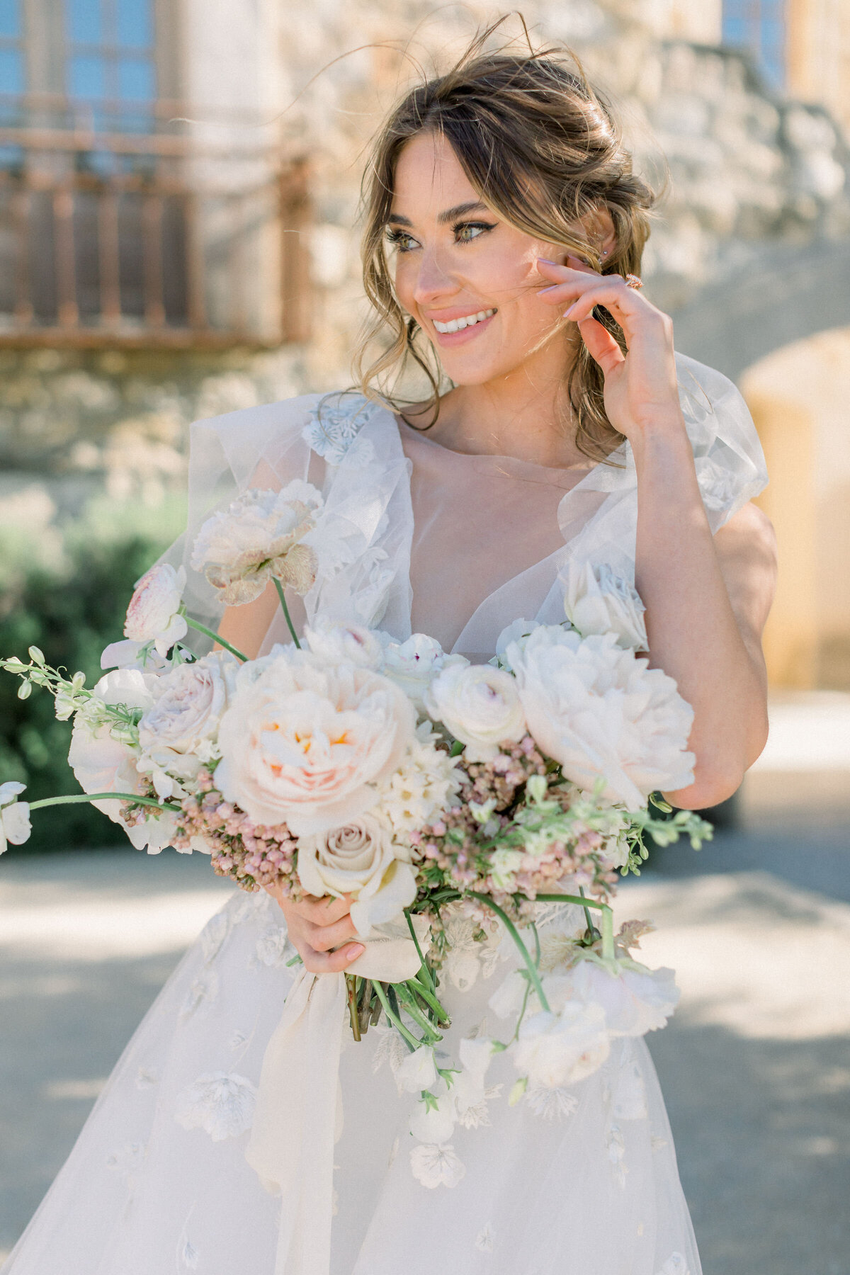 bride-smiling-wedding-flowers-natural-light-joyful-moment