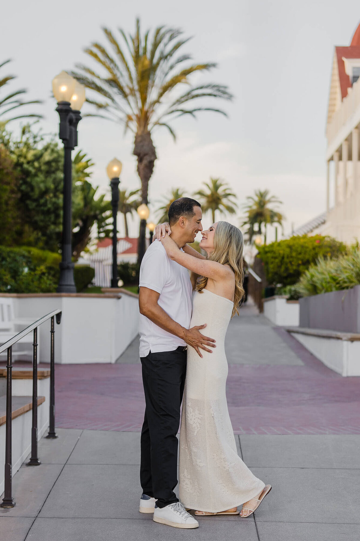 romantic-engagement-session-at-hotel-del-coronado-palm-walkway
