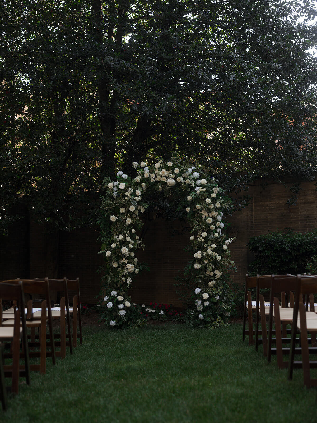 hannah-sam-springvale-floral-larz-anderson-house-ceremony-arch-2