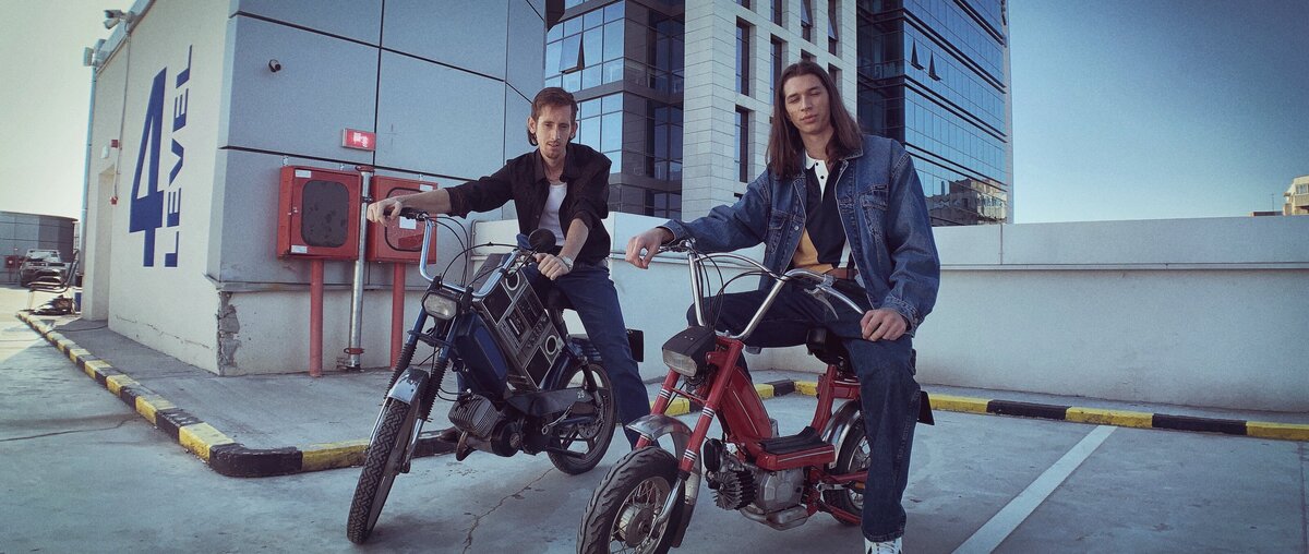 A visually striking still symbolizing connection and presence, representing Stephan Burchardt’s cinematographic world.