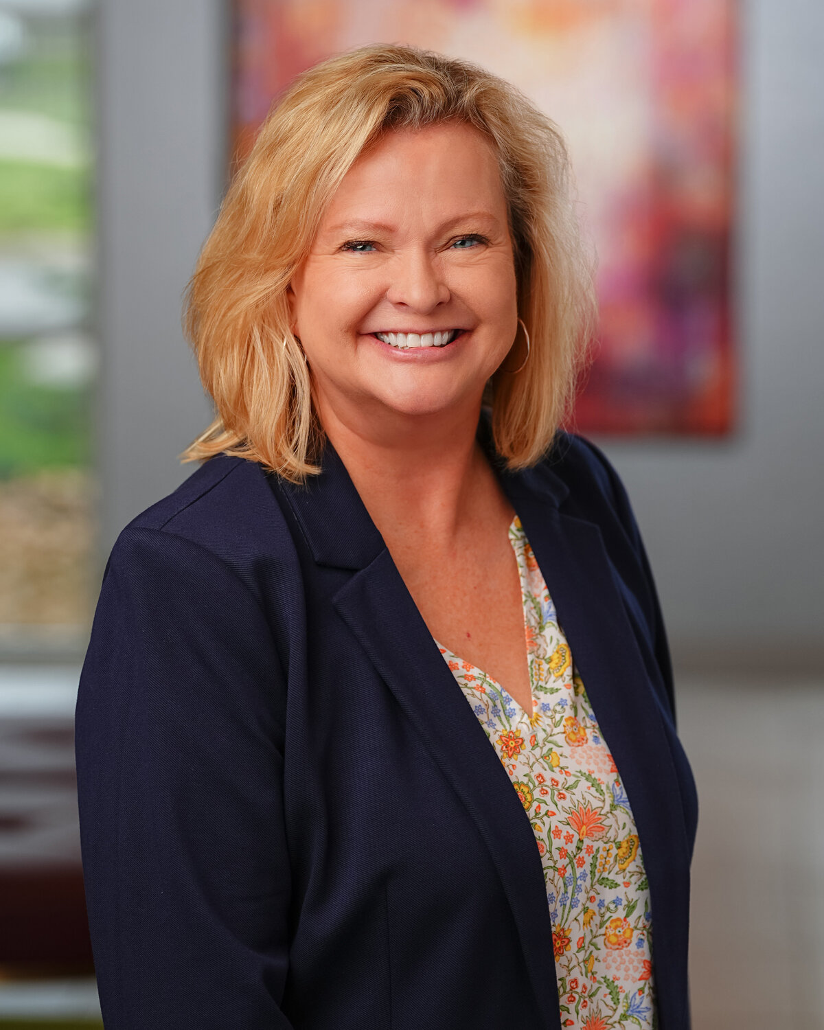 kansas-city-headshot_enviromental-portrait-photography-0115-woman-posing-office-headshot