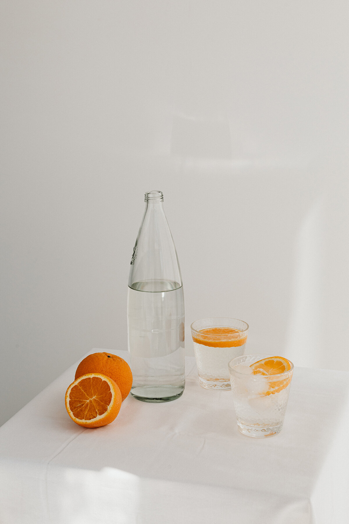 kaboompics_fresh-juicy-oranges-a-glass-and-a-bottle-of-water-31804