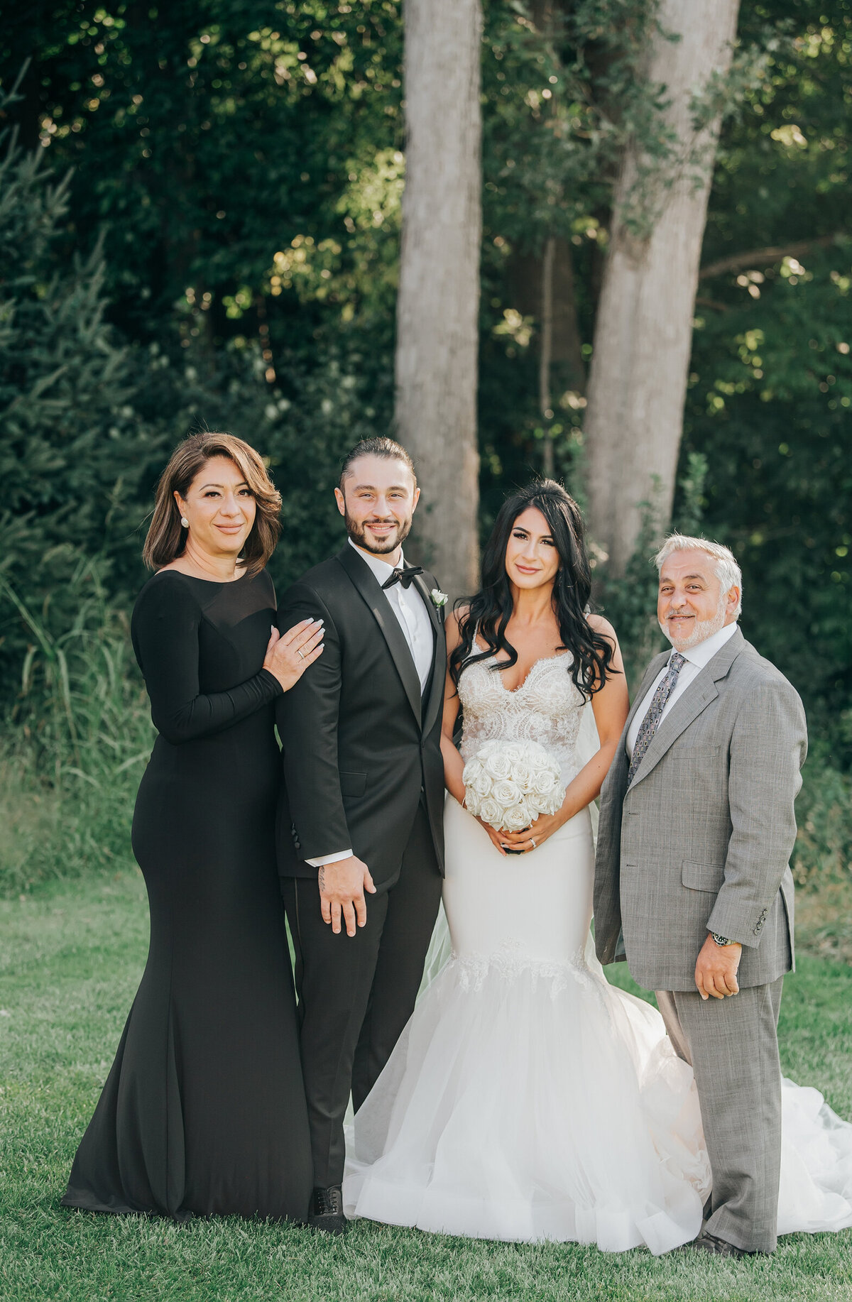 Elegant formal family photos on a wedding day