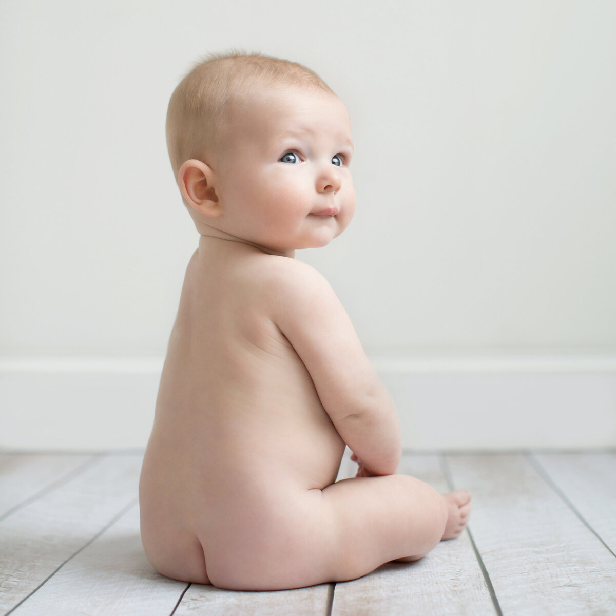 naked_baby_showing_butt_crack
