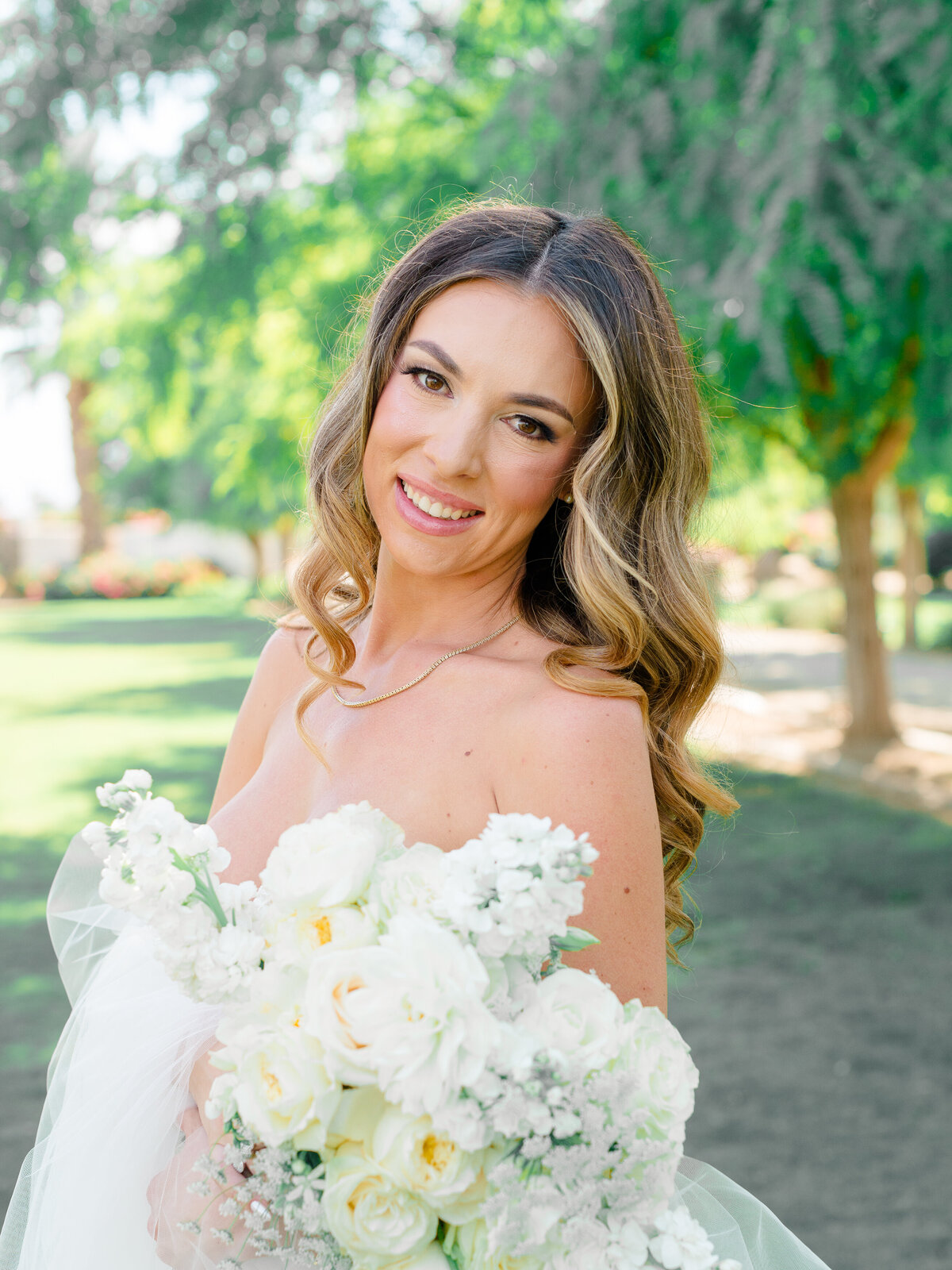 philadelphia-bride-portrait-with-white-bouquet-wedding-photography.jpg