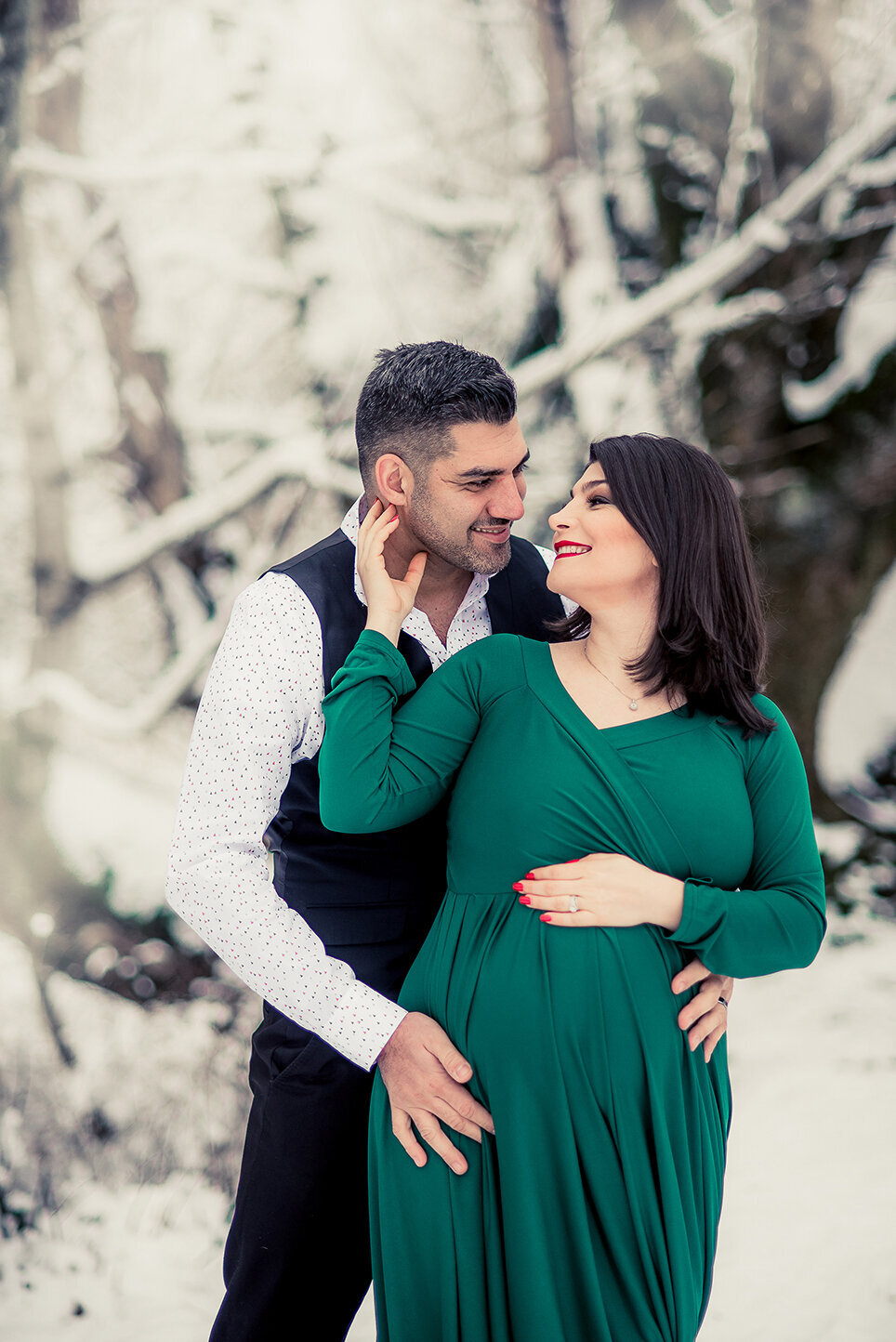 expecting couple in snow