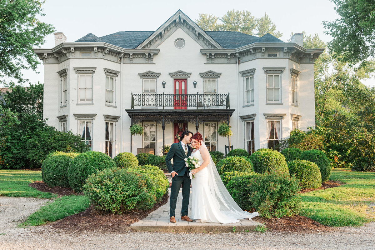 Kentucky bride and groom outside of Richwood on The River mansion